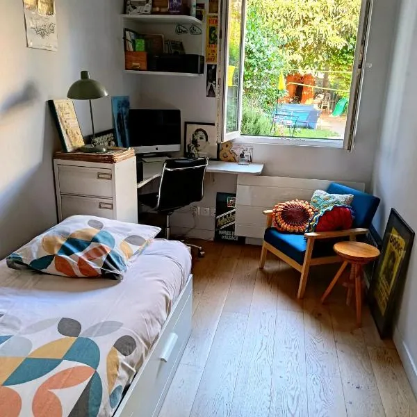 Chambre et Salle de bain privées avec vue sur jardin dans maison familiale, hotel i Montreuil