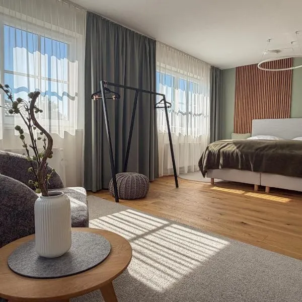 "GLÜCKSMOMENT" - Premium Apartments Seekirchen, beeindruckende Ferienwohnung mit gemeinsam genutzter Poolarea, hotel in Seekirchen am Wallersee