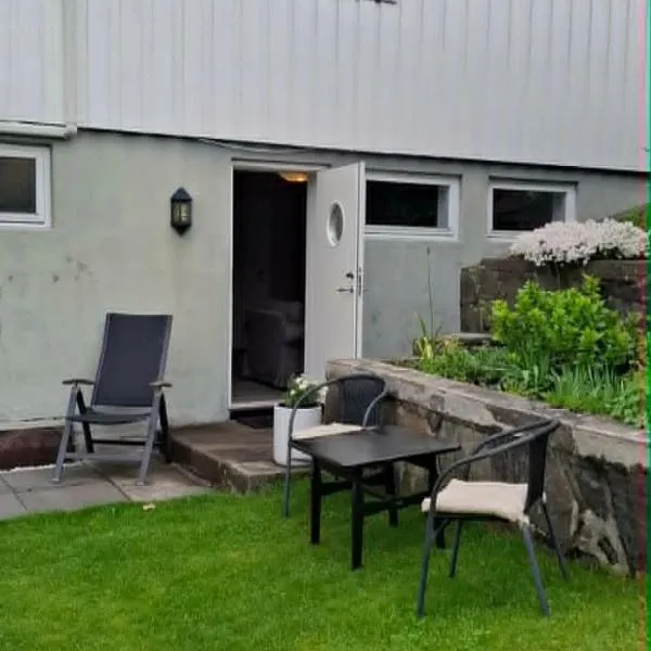 Cozy and spacious apartment with its own outdoor area, hotel v destinácii Kristiansand