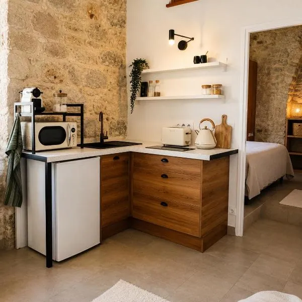 Cozy Loft-Style Apartment - Central Menton, hotel di Menton
