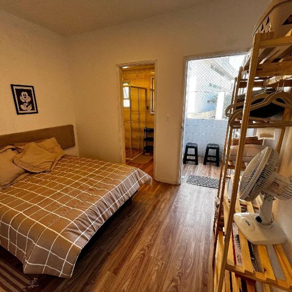 Apto-111-Canto do Forte - Suite- 1dorm -Sacada- Wi Fi -200 m da Praia e 20m dos Bares e restaurantes - uma Vaga de Garagem