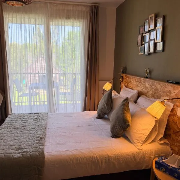 Le cocon d'Honfleur, studio design avec piscine, hotel u gradu Ekvemavil