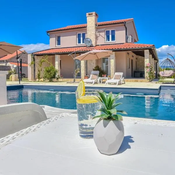 Casa di Marko-NEW MODERN RUSTIC HOUSE with pool AND SPACIOUS GARDEN!, hotel a Privlaka