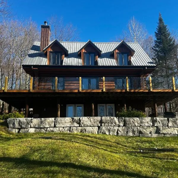 Mont-Tremblant Mountain View Chalet, khách sạn ở Lac-Superieur