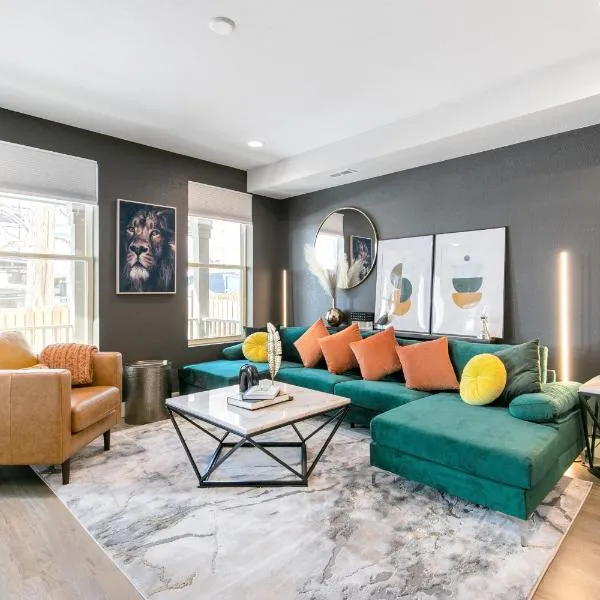 Stunning 3BD 3.5 BA - 10 Min to Downtown! Garage!, hotel u gradu 'Denver'