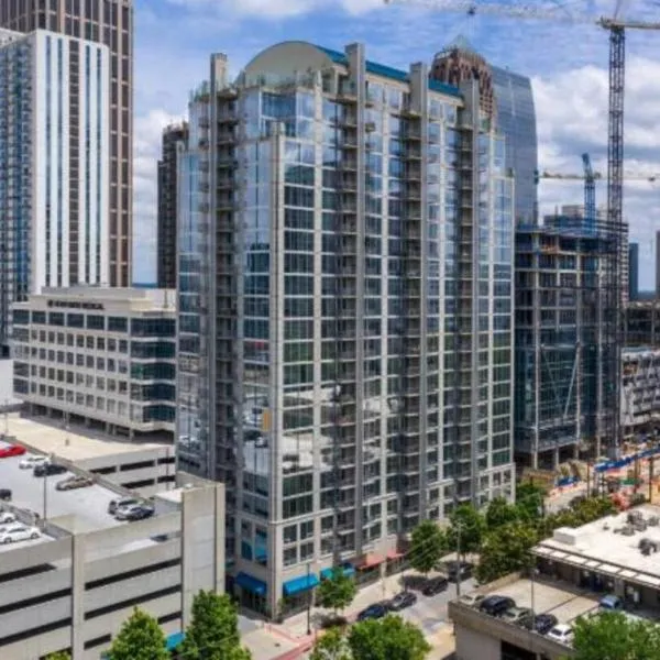 Atlanta Midtown High-Rise Condo With King Bed Free Parking and Balcony With View، فندق في أتلانتا