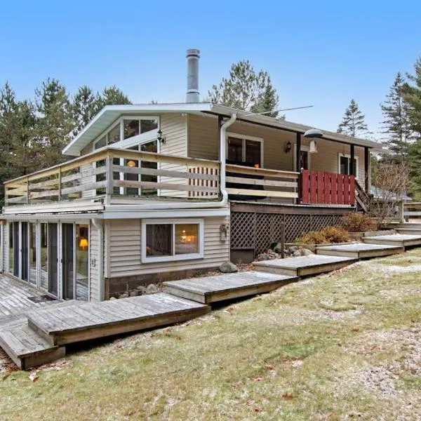 Catfish Lake Home, hótel í Eagle River
