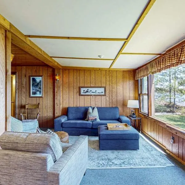 Catfish Cottage A, hotel a Eagle River