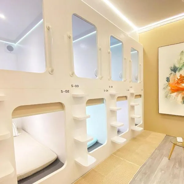 Japanese Sleep Box Da Nang Airport, hotel in Danang