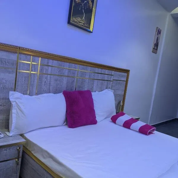 Private Furnished Room for Rent in Sacré-Cœur, hotel em Dakar