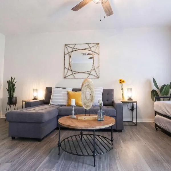 Renovated Modern Industrial Suite 2 BR Condo, hotell i Gainesville