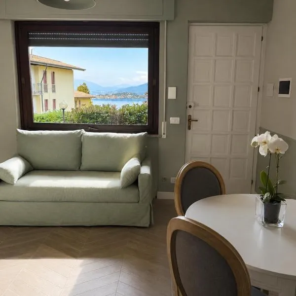 BELLAVISTA LAKE VIEW apartment with PRIVATE GARDEN – hotel w mieście Baveno