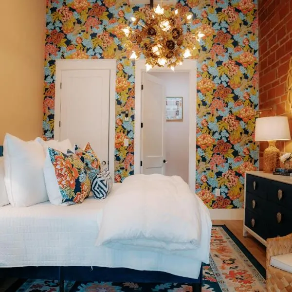 The Pink Room Luxury Boutique Escape One Mile to the Beach Near Cruise Ports, hotel sa Galveston