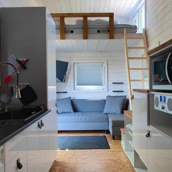 TinyHouse mit Faßsauna, beste Alleinlage direkt am Naturteich, große Terrasse - Nähe Sächsische Schweiz und Dresden - BestPrice, khách sạn ở Großharthau