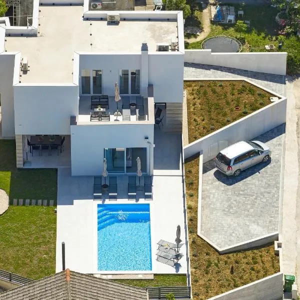 Villa Charlotta, sea view , pool, near beach، فندق في ريتنا