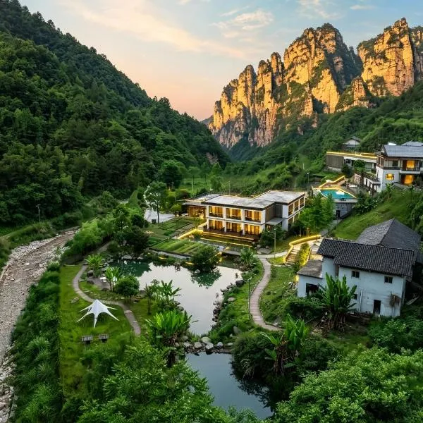 Floating Peaks Lodge-English Services-Near the Ticket Gate, hotel a Zhangjiajie