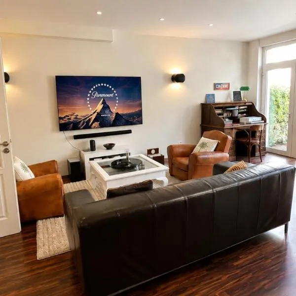 La Liberté, Loft 90 m2 rénové centre-ville, terrasse amenagee, jeux & parking, hotel in Cambrai