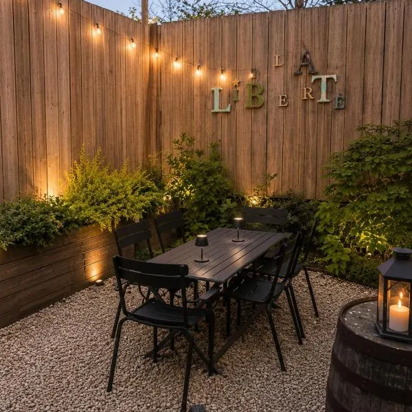 La Liberté, Loft 90 m2 rénové centre-ville, terrasse amenagee, jeux & parking, hotel u gradu 'Cambrai'