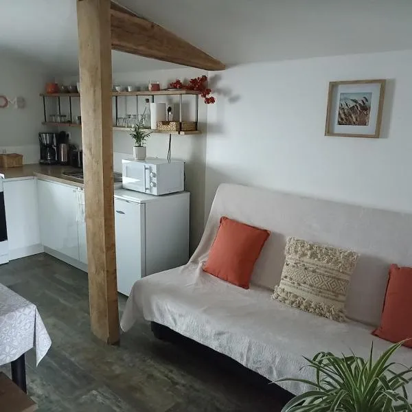 L'Eden maison avec jardin proche du Puy dufou, hotel en Les Landes-Génusson