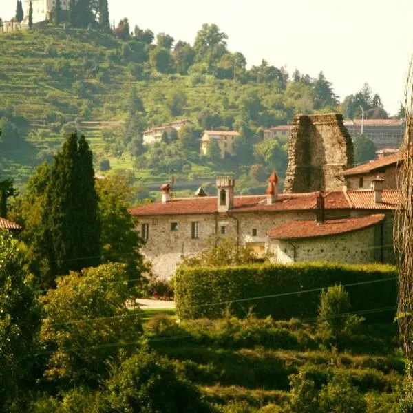 Castello di Cernusco Lombardone, מלון בPaderno dʼAdda