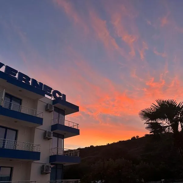 Hotel Zverneci, מלון בולורה