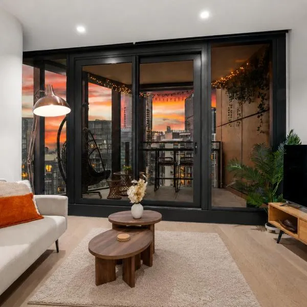 Skyline 2BR Sunset Retreat Balcony Bar & Views, Hotel in Melbourne