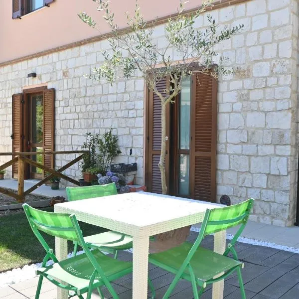S358 - Sirolo, bilocale con giardino e parcheggio, hotel en Sirolo