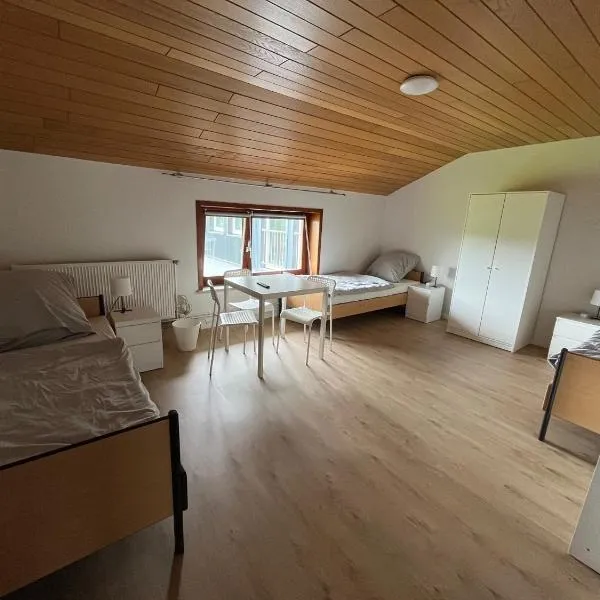 Helles 3 Bett Zimmer, hotel u gradu 'Jerrishoe'
