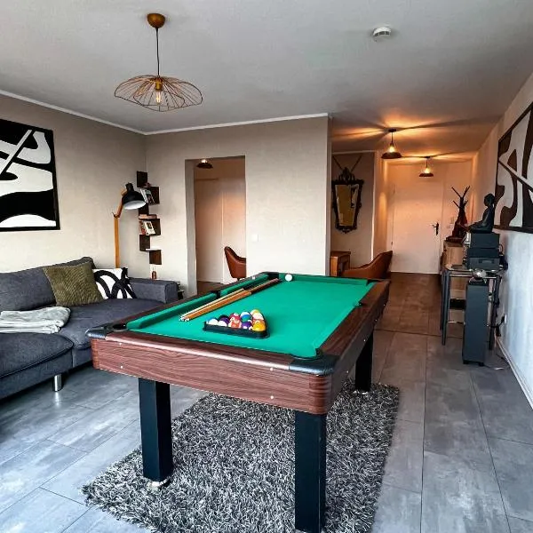 Bright designer apartment with pool table & 2 balconies, hotel di Ingolstadt