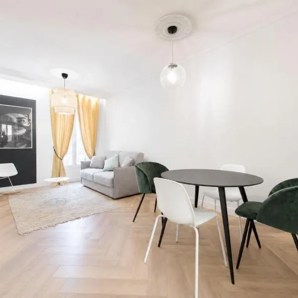 Viesnīca F2 chambre en duplex (calme) plein centre ville 1 min de la plage pilsētā Senrafaela