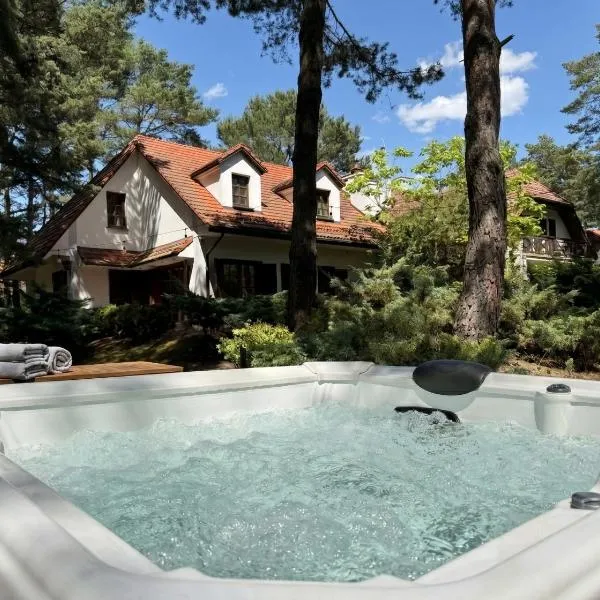 Golden Villas Luxury Garden Retreat - Jacuzzi & Sauna, hotel in Konstancin-Jeziorna