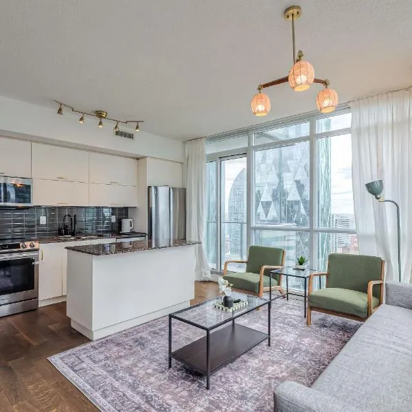 Downtown 2BR condo with city views and free parking, hotell Torontos
