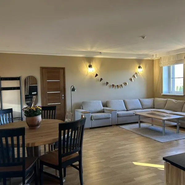 A cozy and spacious three-bedroom semi-detached house awaits guests โรงแรมในVesneri