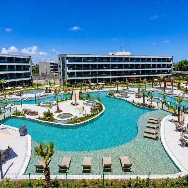 Flat premium em Muro Alto, vista para piscina e alto conforto