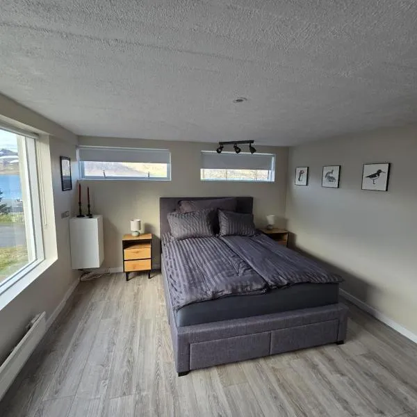 Cozy Apartment with Fjord View Þingeyri, hotel v destinácii Þingeyri