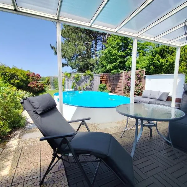 Ferienhaus mit Sommerpool, Terrasse und Glashaus, Hotel in Jesewitz