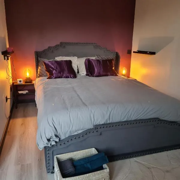 Viesnīca L'Aparte Suite Romantique avec Spa et Douche XXL accueil velo pilsētā Hanvec
