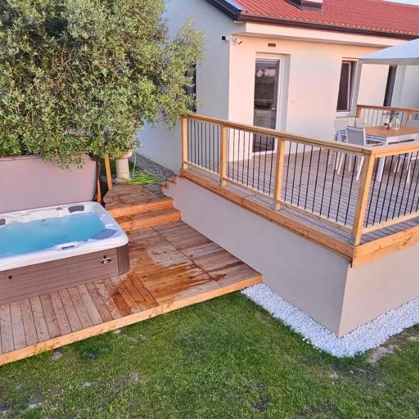 The Cosyvine House - A peaceful private retreat with jacuzzi, sauna, and breathtaking Brda views, hotel i Kozana