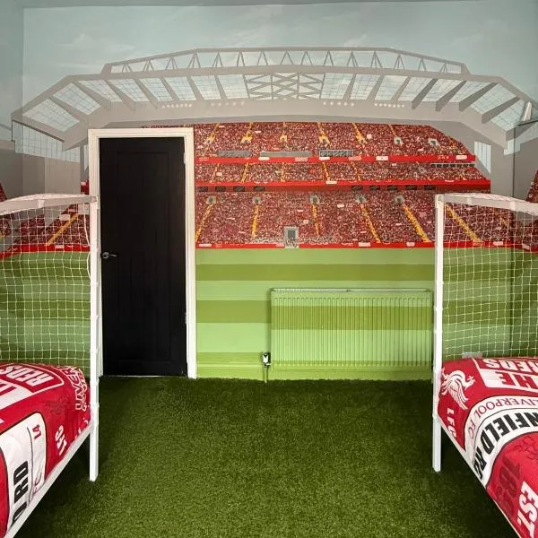 Anfield Abode - ENTIRE LFC THEMED HOUSE - Sleeps 6, hotel a Liverpool