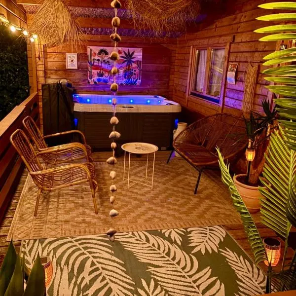 Mediterranean style chalet with jacuzzi and garden near Amsterdam, hotel v destinaci Vijfhuizen