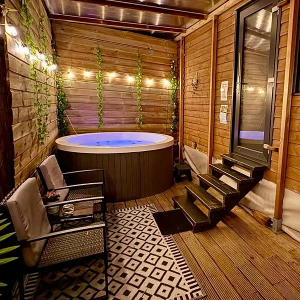 Cozy tiny house with jacuzzi , garden and free parking near Amsterdam, hotel a Vijfhuizen