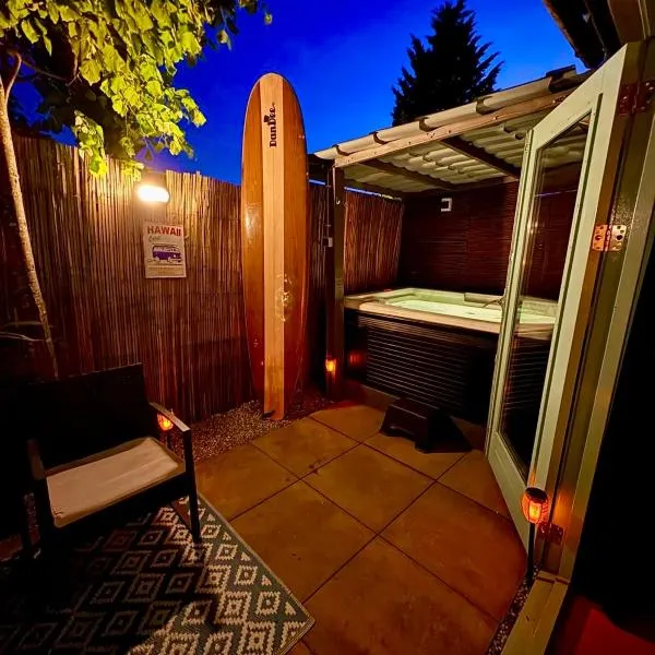 Cozy Beach house with private jacuzzi & garden between Amsterdam Haarlem and Schiphol Airport, hotel en Vijfhuizen