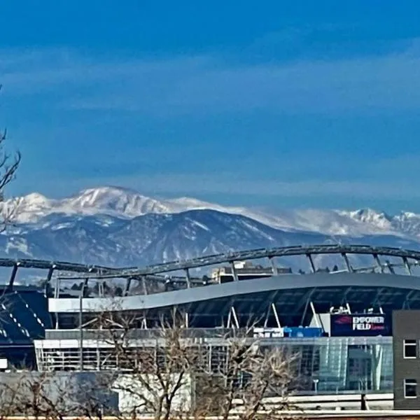 Luxury Home with Rooftop City and Mountain Views Includes Huge Rooftop Patio with Daybed and Firepit, hotell i Denver