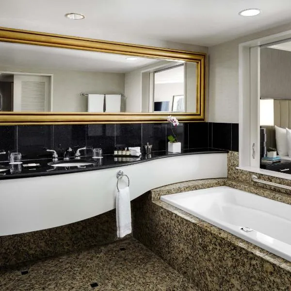 Fairmont Vancouver Airport In-Terminal Hotel - photo 3