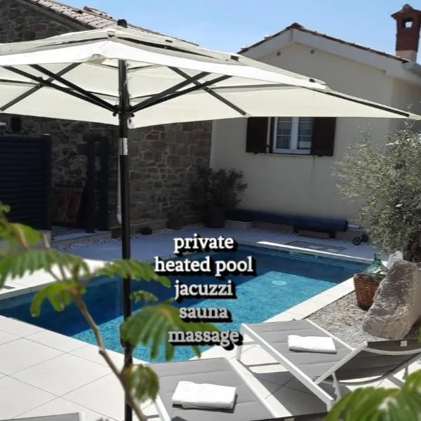 Villa Nostalgia - with private heated pool, jacuzzi and sauna、コペルのホテル