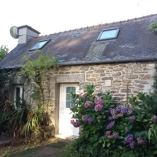 Nice cottage in Brittany, hotel en Plouigneau