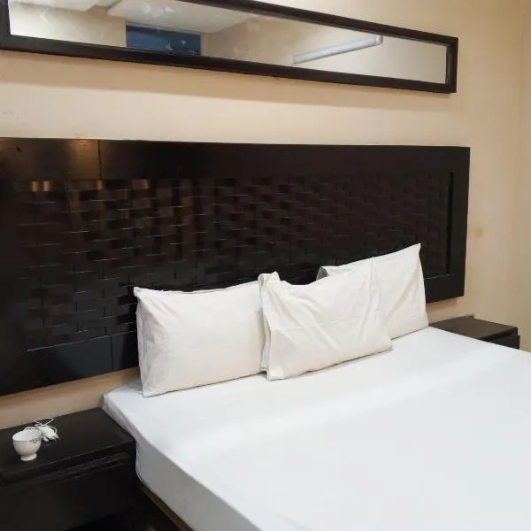 Fivee Hotel Model Town Multan, hotel em Multan