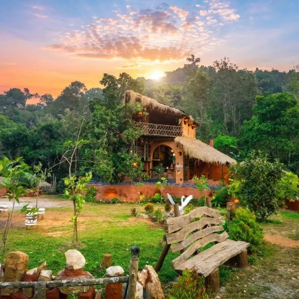 Taiga Forest Mountain Tree house، فندق في واياناد