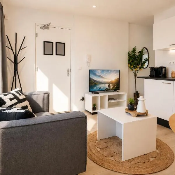 Fully Equipped Apartment, lovely bed، فندق في أيندهوفن