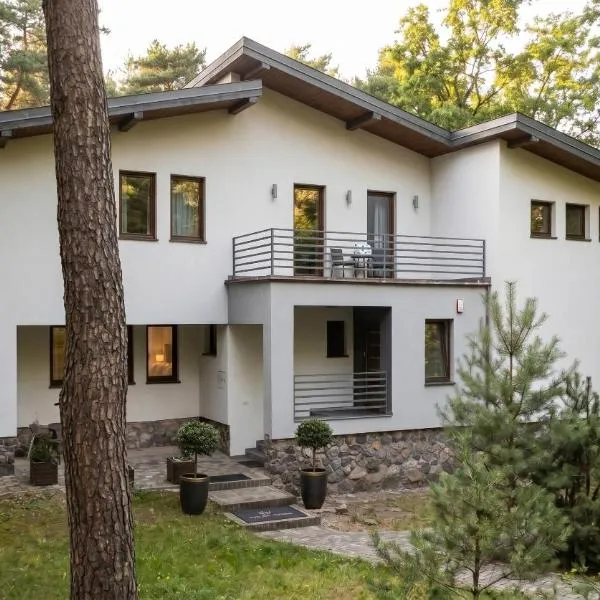 Golden Villas Forest Spa Retreat - Jacuzzi & Sauna, Hotel in Konstancin-Jeziorna